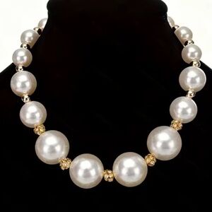 Modern Pearl Gold Necklace